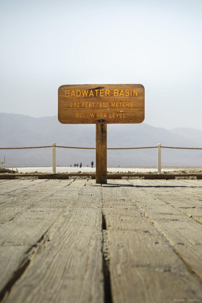 Panneau de Badwater Basin en Californie dans la vallée de la mort a 86 metres sous le niveau de la mer