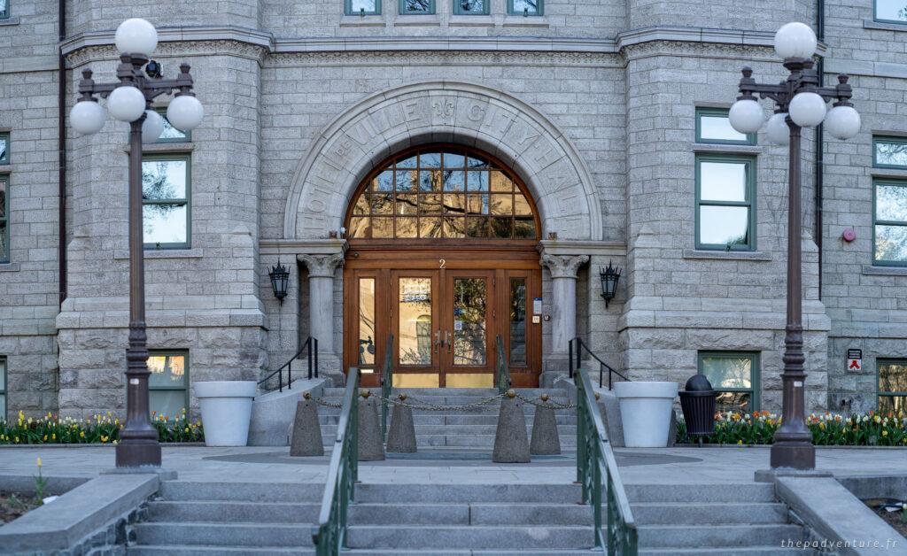 Porte d'entrée de l’Hôtel de ville de Québec