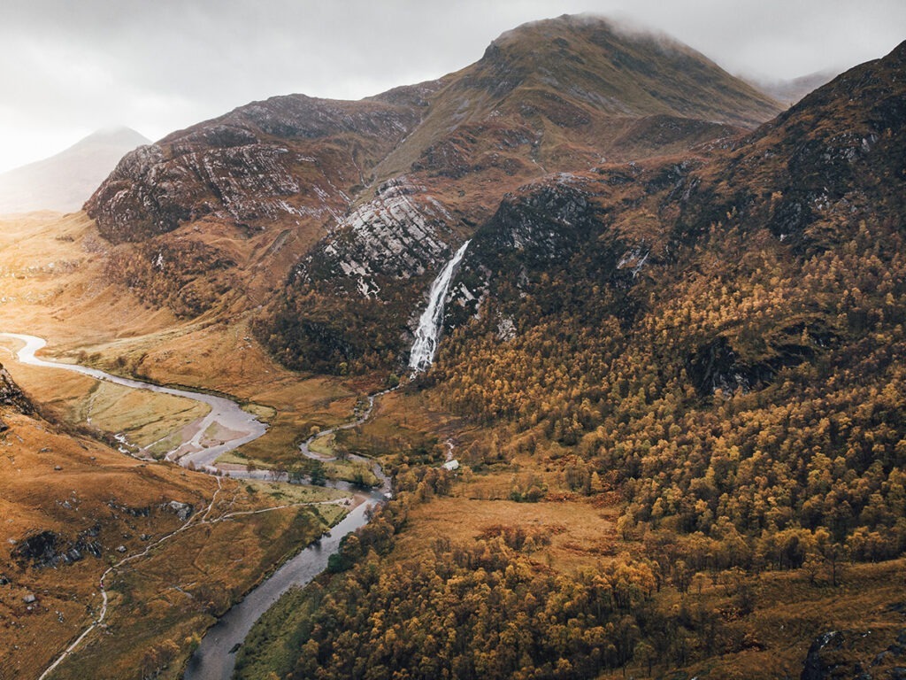 La cascade de Steall Falls dans la vallée de Glen Nevis