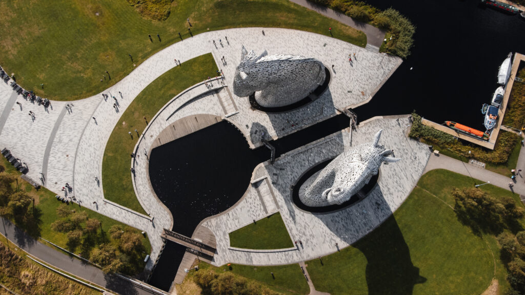 Photo des sculptures The Kelpies vue du ciel à Falkirk en Écosse